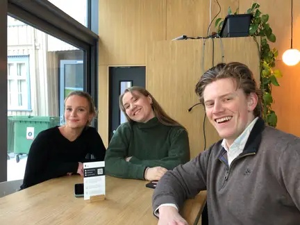 Fundur við kaffihúsaborð