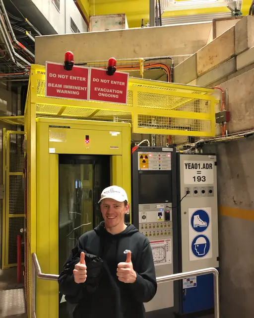 Þumall upp við geislasvæði hjá CERN