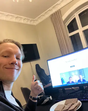 Sjálfa við skrifborðið, með símtal á skjánum