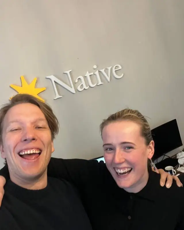 Benjamin og Elin hlæja undir merki Native