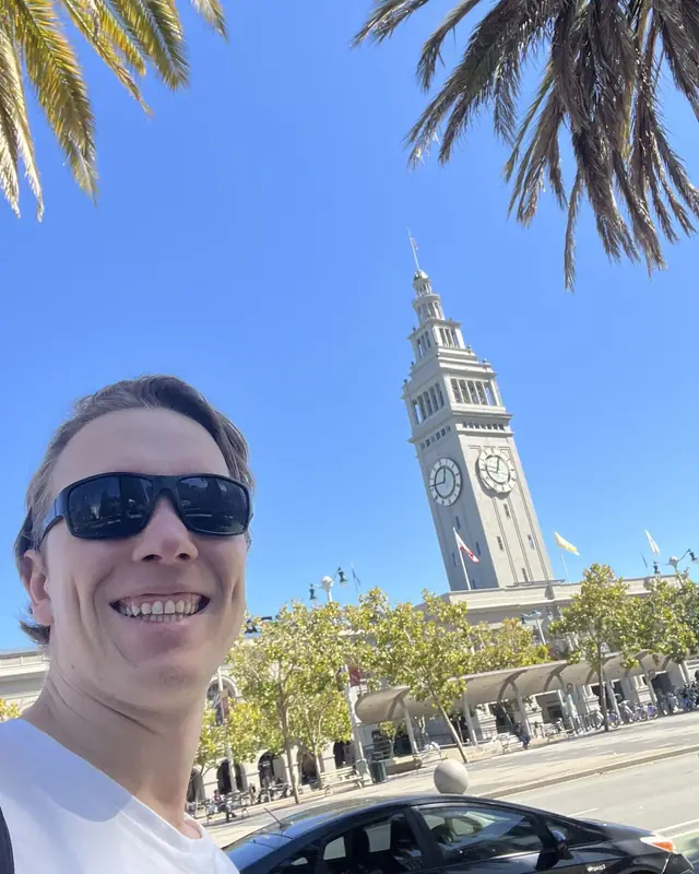 Sjálfa af Benjamin fyrir framan Ferry Building í San Francisco