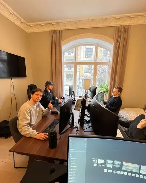 Að störfum á nýju skrifstofunni