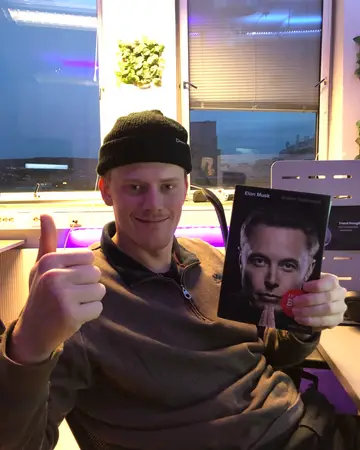 Þumall upp með ævisögu Elon Musk