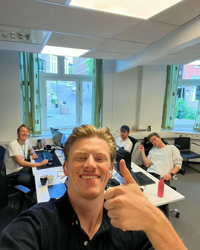 Trond tekur sjálfu með teyminu við skrifborðin í Ósló