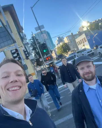 Teymið fer yfir götu í San Francisco