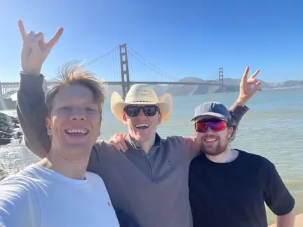 Þrír úr teyminu við Golden Gate brúna