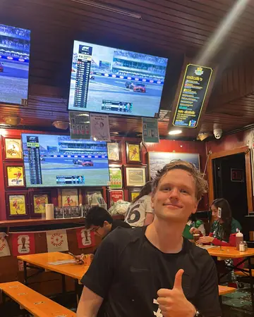 Þumall upp á krá, Formúla 1 á skjánum