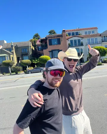 Sólgleraugu og kúrekahattur á götu í San Francisco