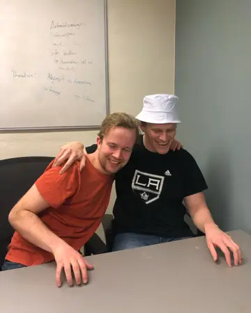 Tveir úr teyminu við töfluna