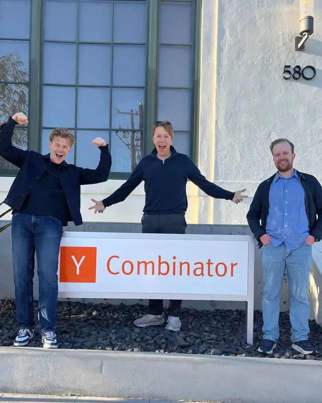 Stofnendurnir við skilti Y Combinator