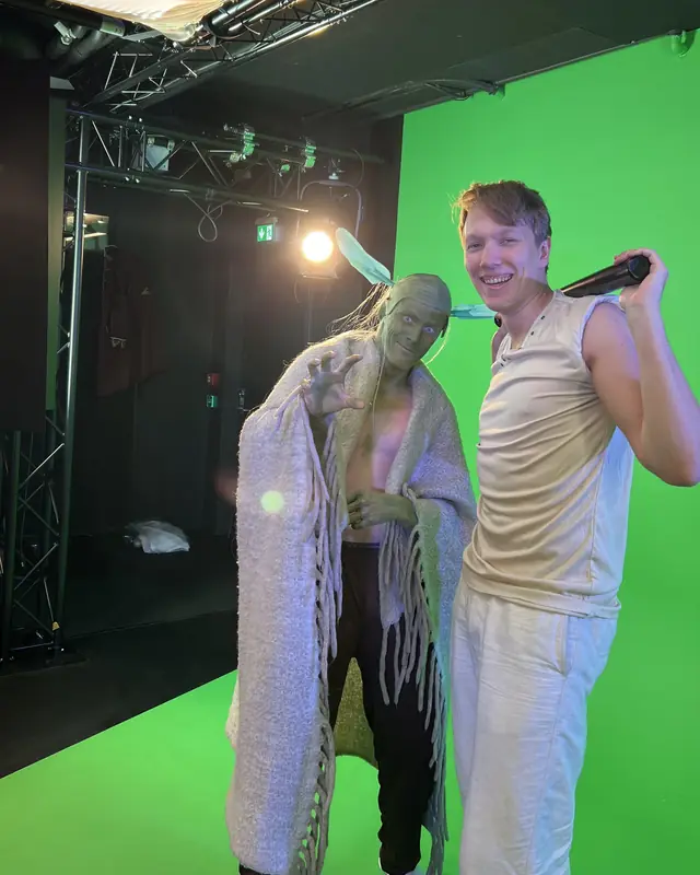 Trond klæddur sem Yoda við hlið Benjamins fyrir framan grænskjá