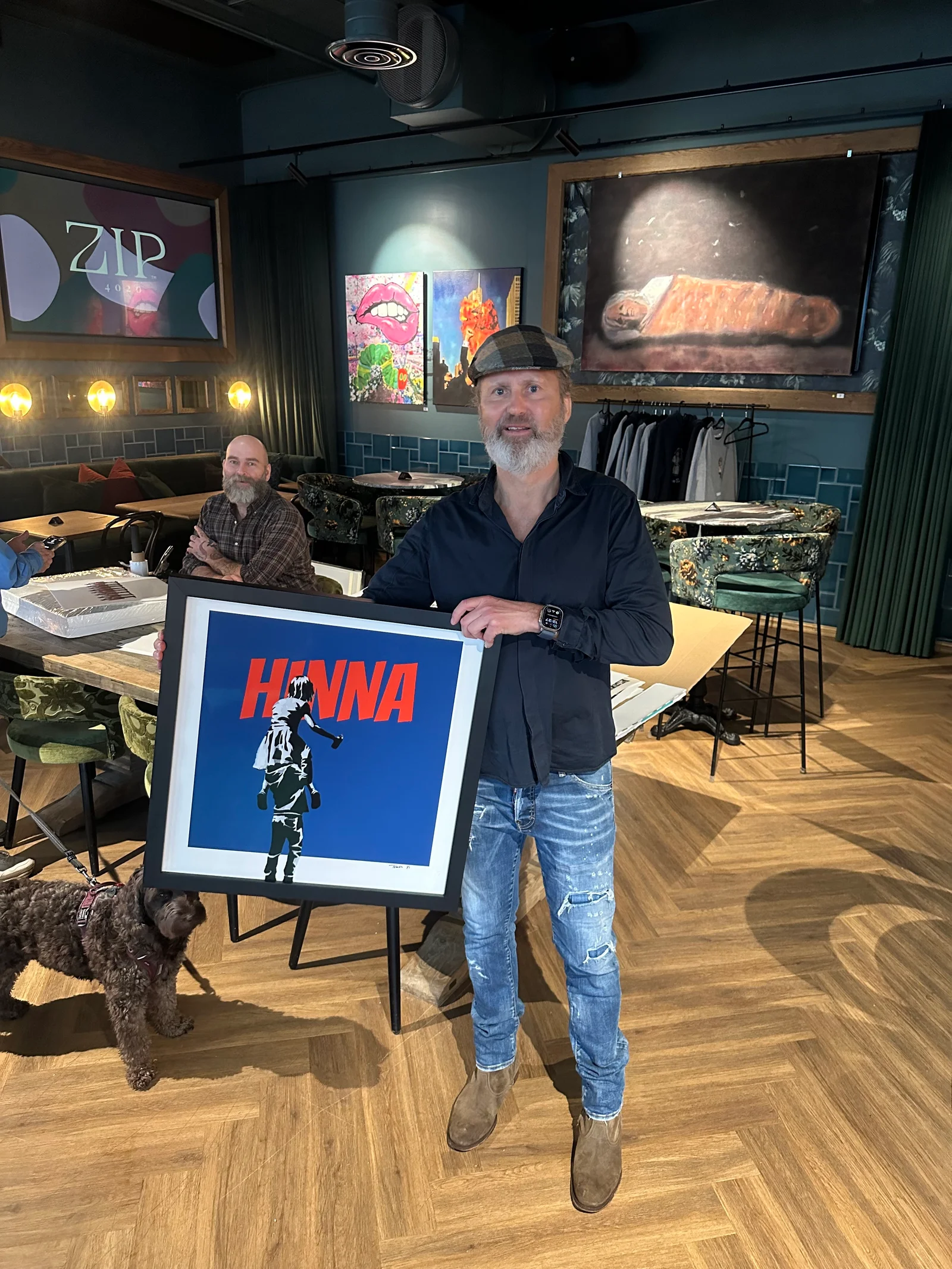 Jan Rune Austad pitelee kehystettyä HINNA-taideteosta The Zipin sisällä.
