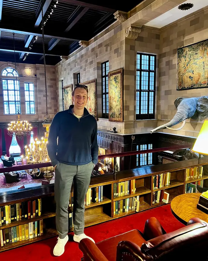 Benjamin í bókasafni Harvard Club í New York
