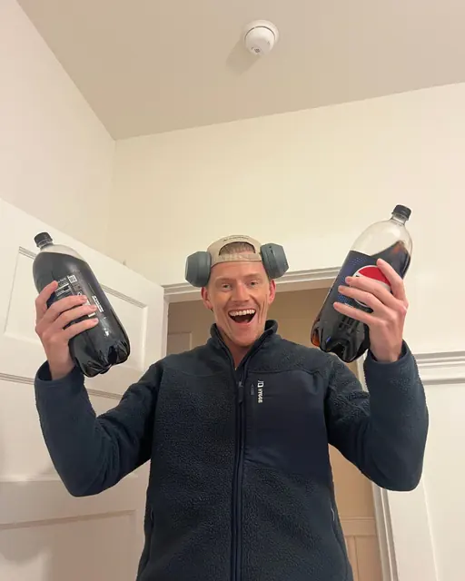 Tvær flöskur af Pepsi Max á lofti í hakkarahúsinu