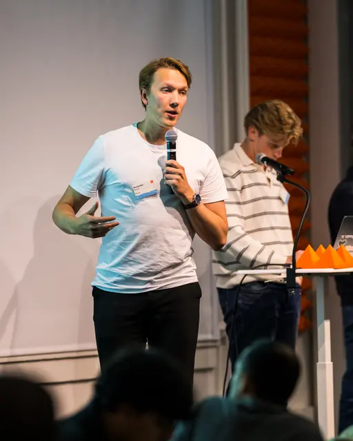 Benjamin sýnir Native á sviðinu í fyrstu viku YC
