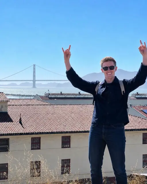 Trond með hendur upp í loft og Golden Gate brúna fyrir aftan sig
